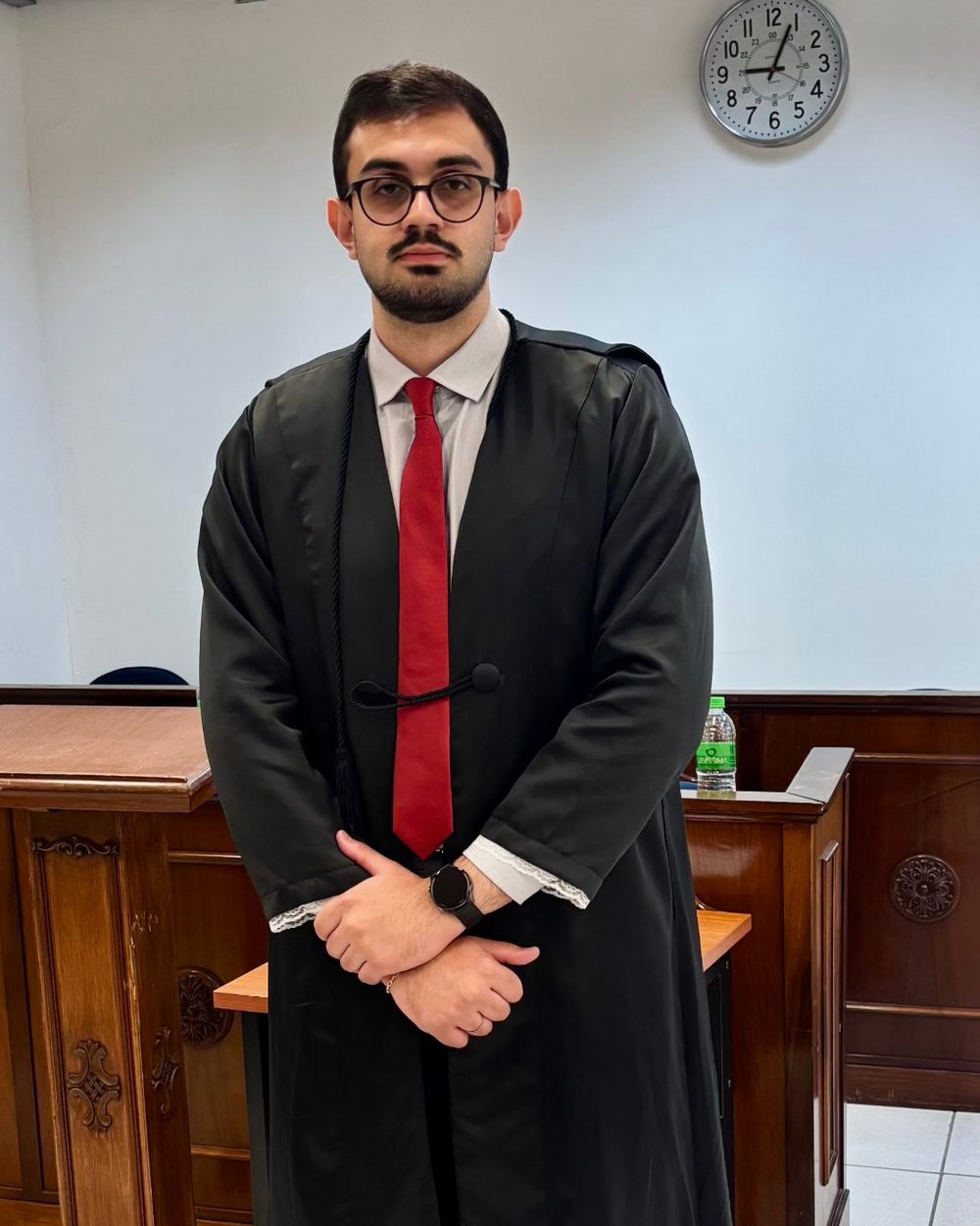 Raphael Bernardes de beca em sala de audiências